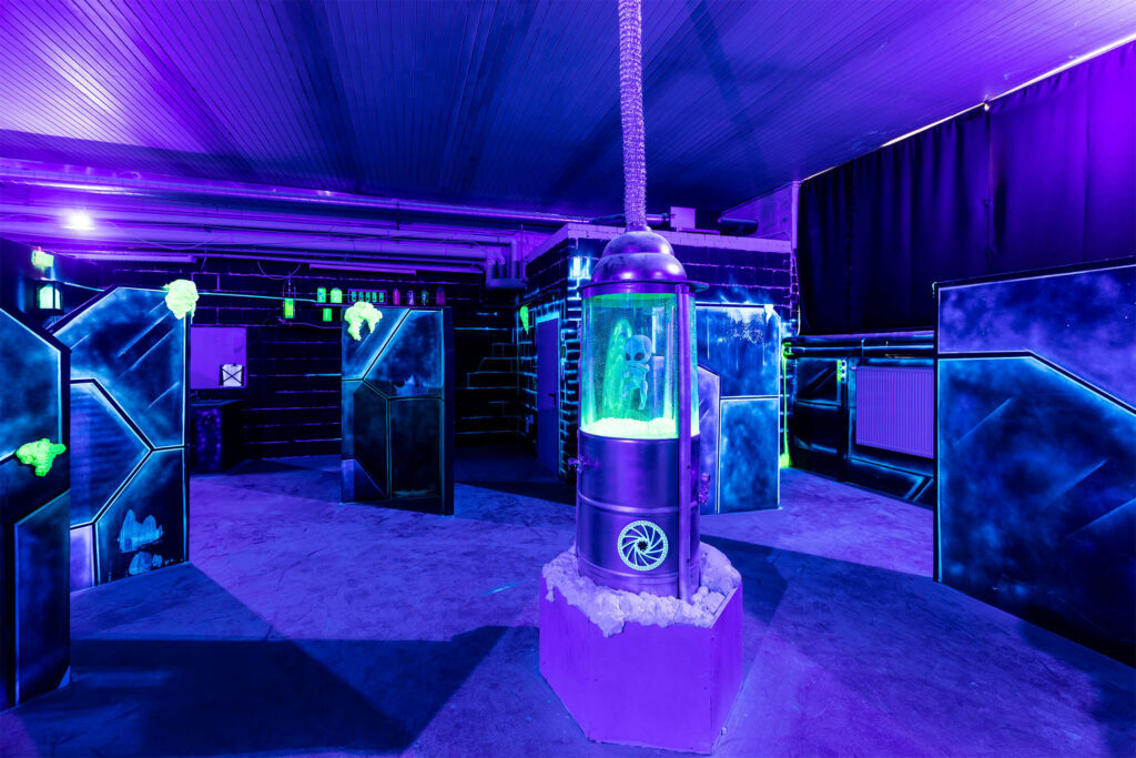 Eine futuristische Lasertag-Arena mit Neonlichtern – das Spielfeld.